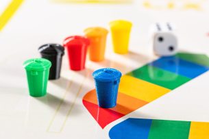 Peões, tabuleiro e dado para completar a diversão!