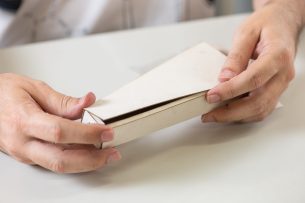 Dobre o espectroscópio seguindo as linhas gravadas. Passe cola nas abas e aguarde até que a cola seque, fazendo pressão.