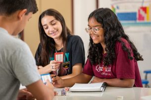 Estudantes jogando Dados Iônicos